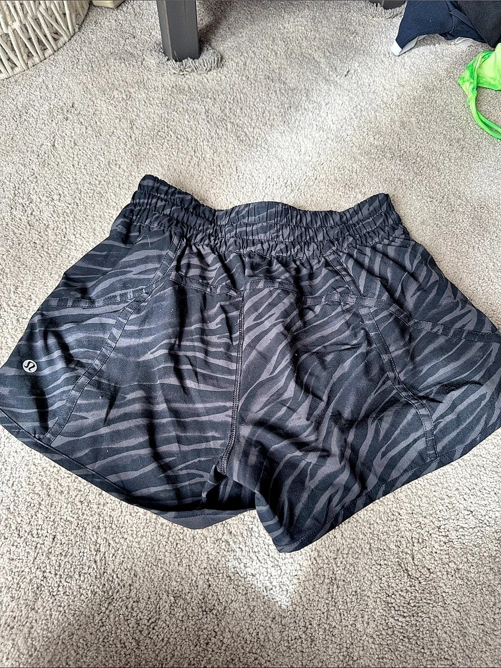 lululemon Tracker Mid-Rise Lined Short 4” Animal Print Size 6